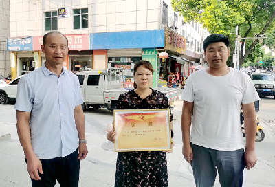 野人谷镇：为现役军人家庭送喜报