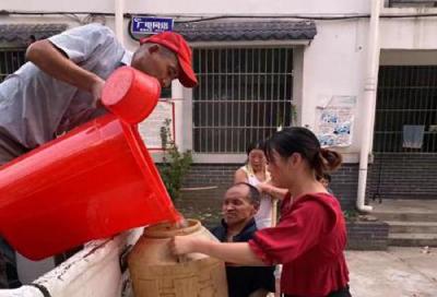 县农商行 : 保障供水暖民心