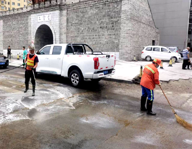 清理路面油污 “环卫速度”保障了通行安全