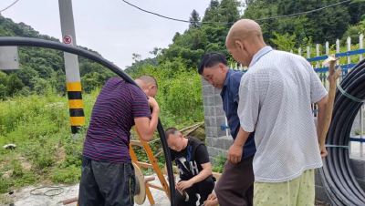 抗旱救灾党旗艳 干群共济一家亲