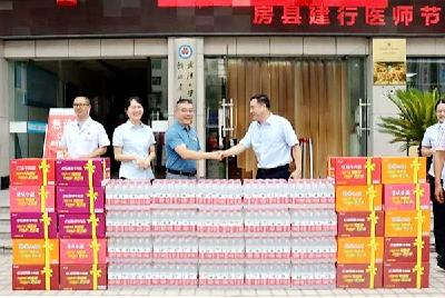 县人民医院：开展医师节慰问活动