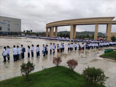 县一中新生安全有序入学