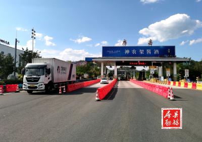 【战高温防疫情】卡口工作人员：用汗水“把守”路口 筑牢坚实防疫屏障