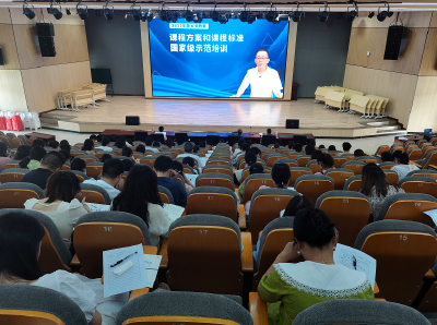 房县思源实验学校：学习新课程标准 开启新学期征程