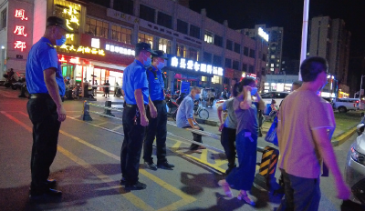 房县城管执法人员上街劝导居民戴口罩、不集聚