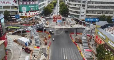 十字街天桥已进入桥面附属设施安装阶段 预计9月中旬完工