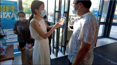 房县加强公共场所“一扫两核一测”和24小时核酸采样证明查验