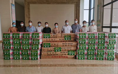 梨花村酒业向房县志愿者捐赠饮用水和遮阳棚