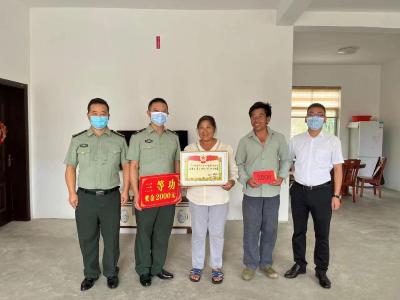 白鹤镇为立功受奖现役军人家属送去喜报
