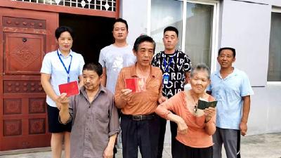房县政务服务“零距离” 送证上门暖人心