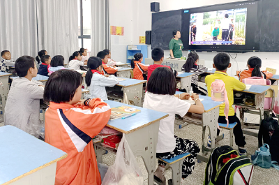九道乡咸水东风希望小学集体观看道德模范颁奖仪式