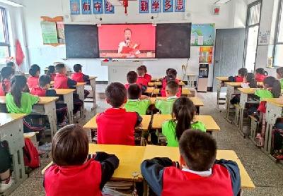 房县天明小学组织观看2022年十堰市新时代好少年先进事迹