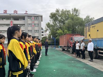 青峰中心学校：心怀感恩 与爱同行