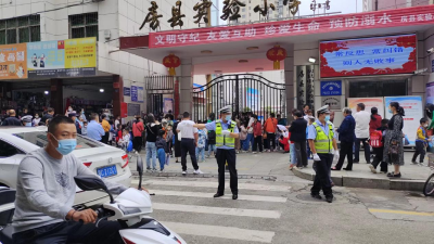 助力文明城市创建 房县交警在行动