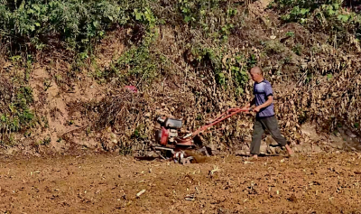 白鹤镇:抢抓时节翻犁田地 备战秋冬农业生产