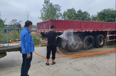 房县城管：源头防控带泥上路  严管杜绝环境污染
