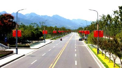 挂国旗迎国庆 山城洋溢“中国红”