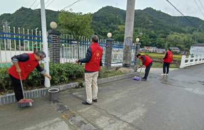 中坝乡：清理破损广告 提升集镇颜值