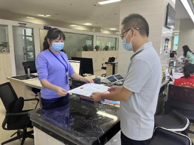 县政务服务中心：综合窗口实现“一窗办多事”