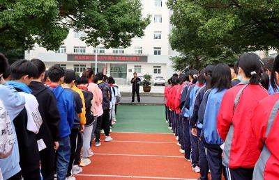 房县实验中学：迎国庆 讲安全