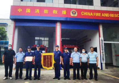 消防送水暖人心 村干部感恩送锦旗