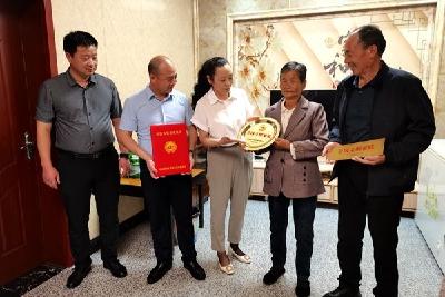 王玲为全国文明家庭张安明家庭授牌  