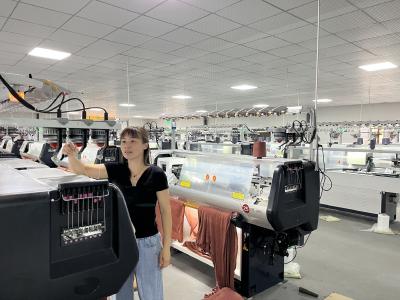 服装生产旺季 企业开足马力忙生产