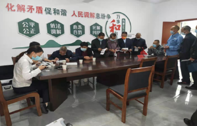 白鹤镇为辖区退役军人集中发放和办理优待证激活