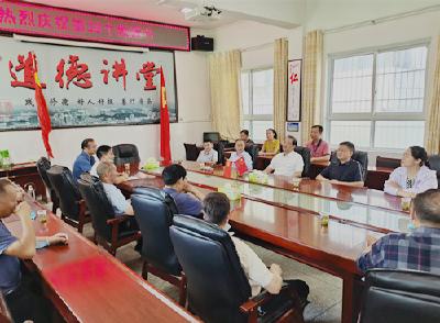 城关镇：情系教师节 慰问暖人心