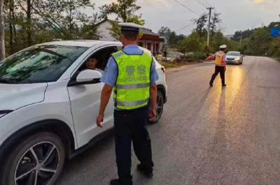 房县公安交警：中秋佳节坚守岗位 确保市民出行安全