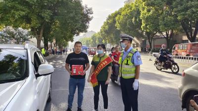 房县公安局交警大队持续开展“你礼让我送礼”创文活动