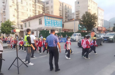 关爱未成年人：房县城管整治校园周边环境 护航开学季