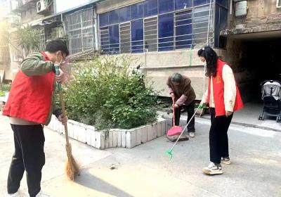 60后阿姨：红马甲 我来和你们一起清扫......