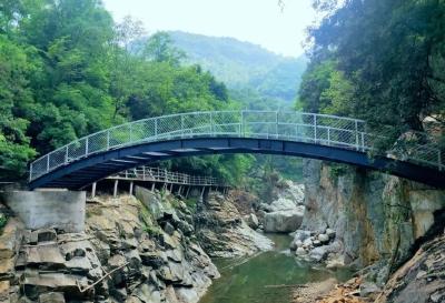 青峰大裂谷景区“黄金周”持续火爆