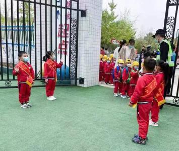 青峰镇中心幼儿园：崇尚文明    争当“礼仪小标兵”