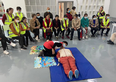 房县红十字会开展应急救护知识培训进小区活动