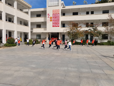 窑淮镇窑淮学校开展防踩踏安全疏散演练活动