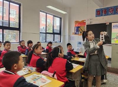 房县天明小学开展“巧缝纽扣”劳动实践活动