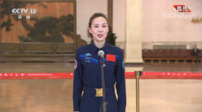 去年今天我和战友出征太空，今年此刻我站在党代表通道