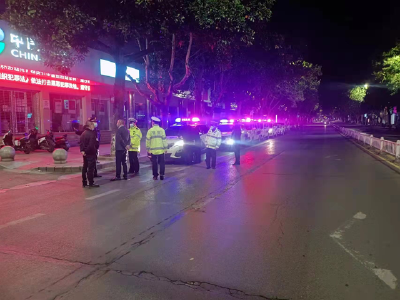 房县交警开展“凌晨行动”整治“马路市场”乱象 助力优化营商环境