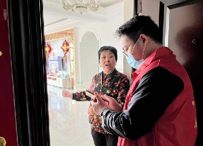 房县行政审批局：敲开家门 织密疫情防控安全网
