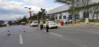 护航国庆 房县交警坚守岗位保平安