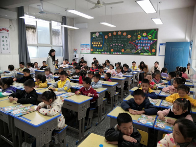 房县实验小学：互听互评促进步 集体教研共提升