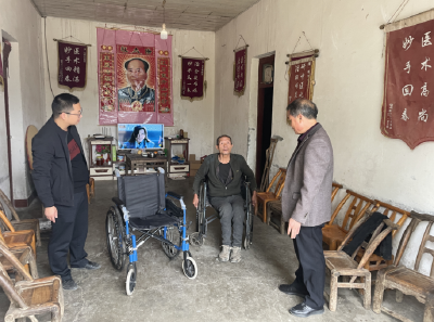 回龙乡：助残送轮椅 温暖老人心