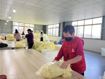 军店镇防疫物资生产企业助力居民就近务工