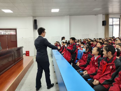房县：远离校园暴力 创建和谐平安校园  ——县实验小学召开法治教育大会