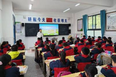 高举队旗跟党走 争做时代好队员——房县实验中学举行“十堰市第四次少代会”宣讲会
