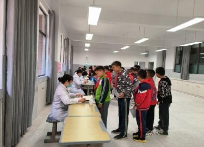 县保健院圆满完成中小学生健康体检工作