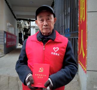 房县八旬老党员发挥余热助力创文