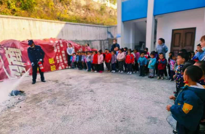 沙河乡中心幼儿园：开展119消防日活动